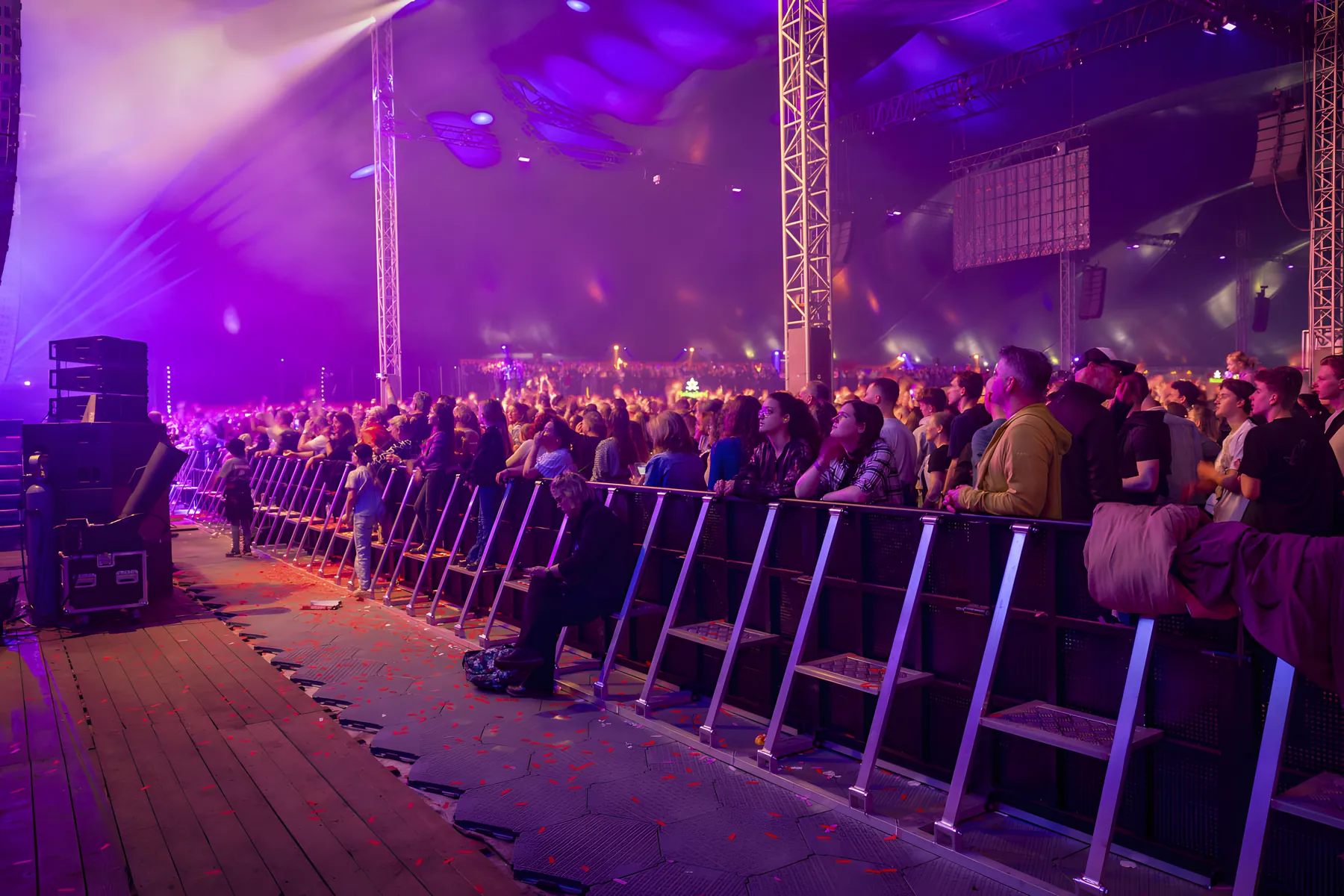 Publiek achter de stagebarriers van Freyja bij een concert