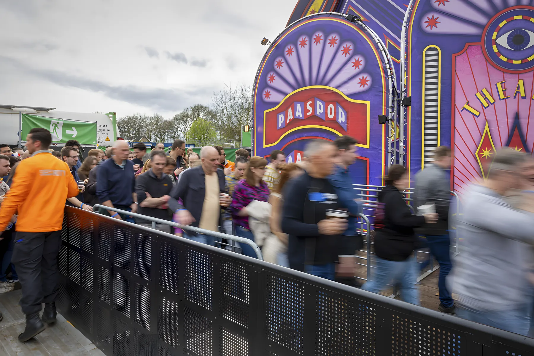 Bezoekers lopen langs de dranghekken van Freyja naar de ingang van Paaspop
