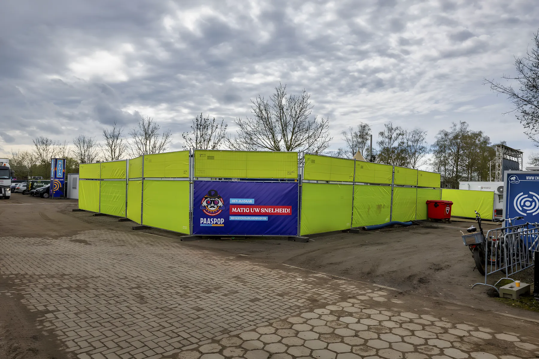 Limegroen gezeild hekwerk bij Paaspop