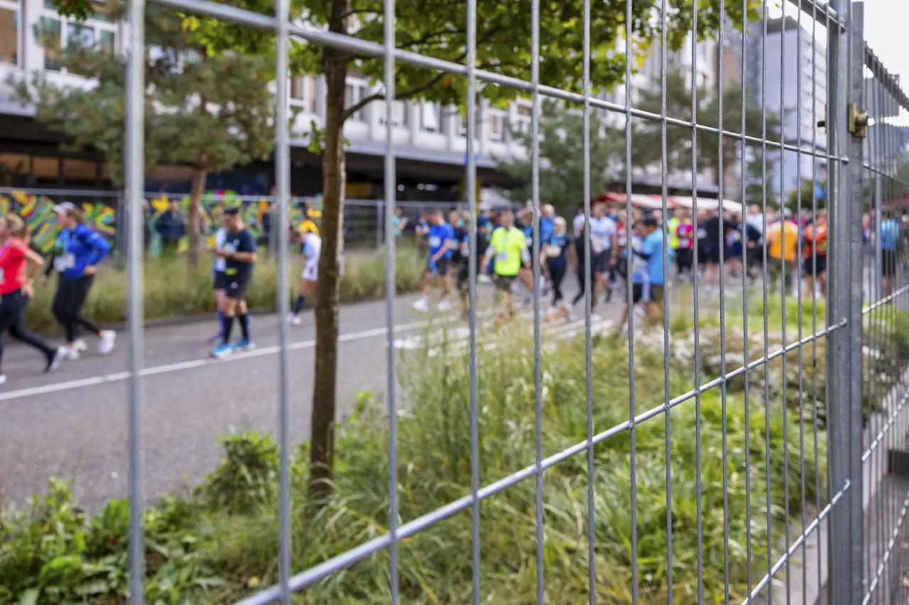 Lopers achter het hekwerk