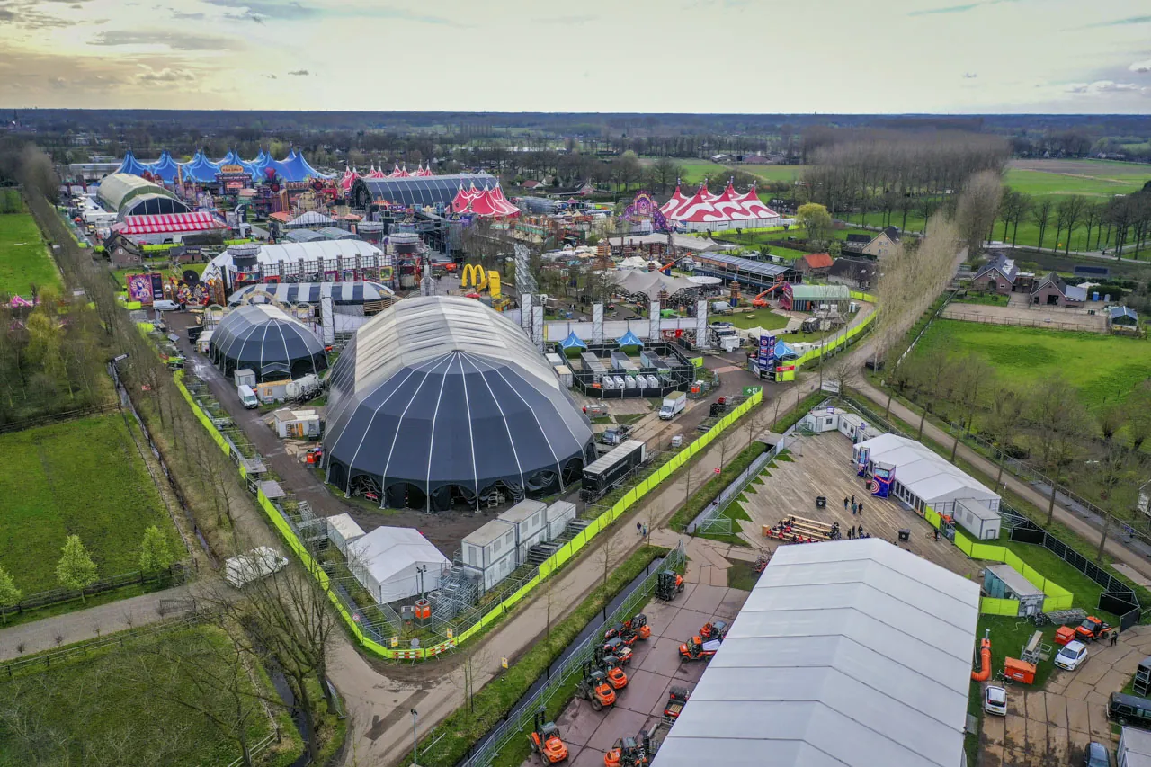Het Paaspop-terrein van bovenaf, met de limegroene hekwerklijn