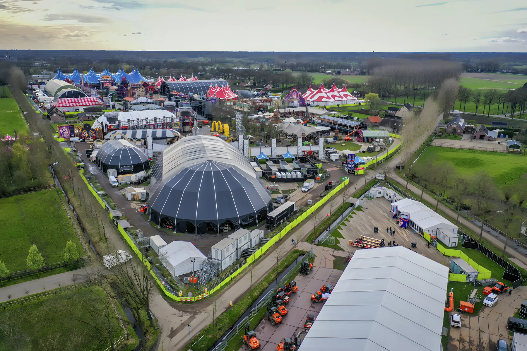 Het Paaspop-terrein van bovenaf, rondom afgezet met de limegroene hekwerklijn van Freyja